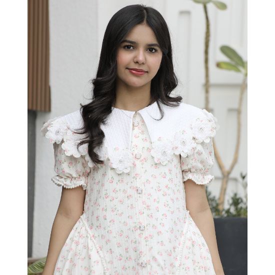 صورة فستان بناتي مورد بياقة مرصعة وأزرار لؤلؤ | حديقة من الأناقة وبريق اللؤلؤ - 1181